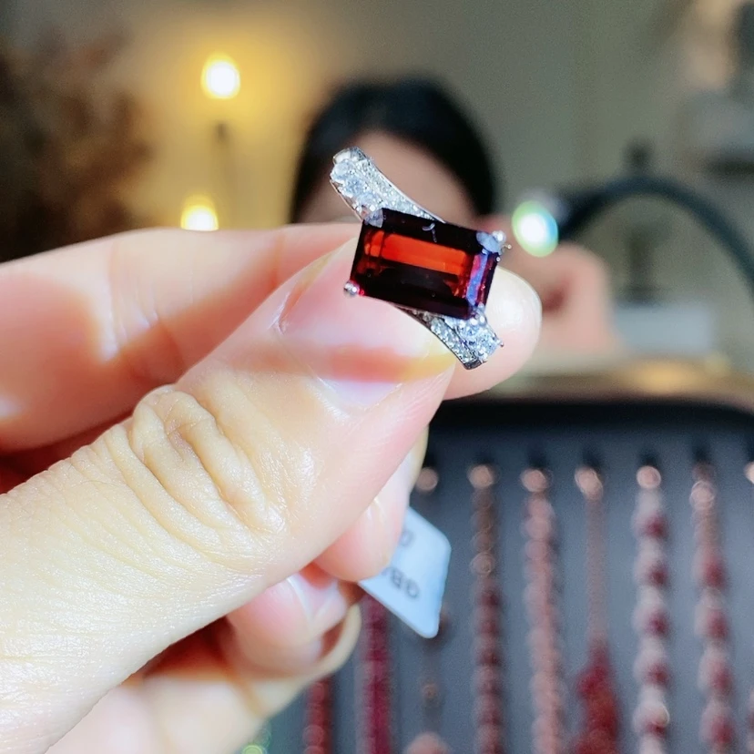 【闪购商品】银S925镶嵌戒指石榴石