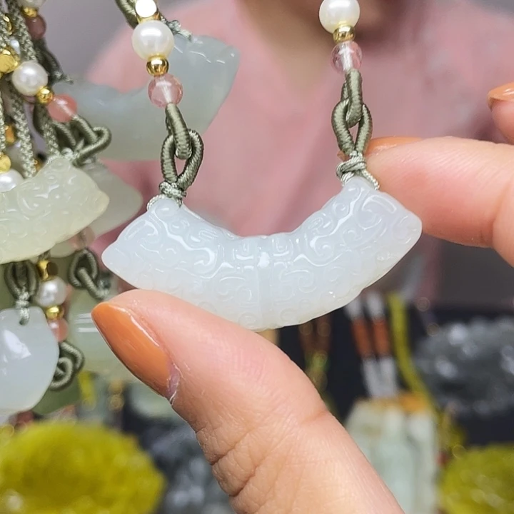 蛇纹石玉未镶嵌颈饰