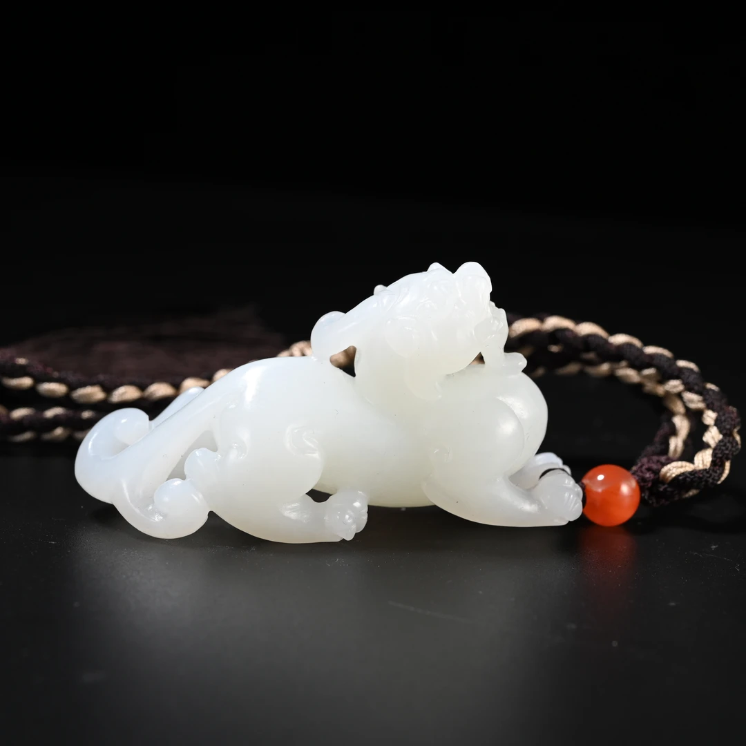 Lot8816 25YU105656和田玉貔貅挂件/保利