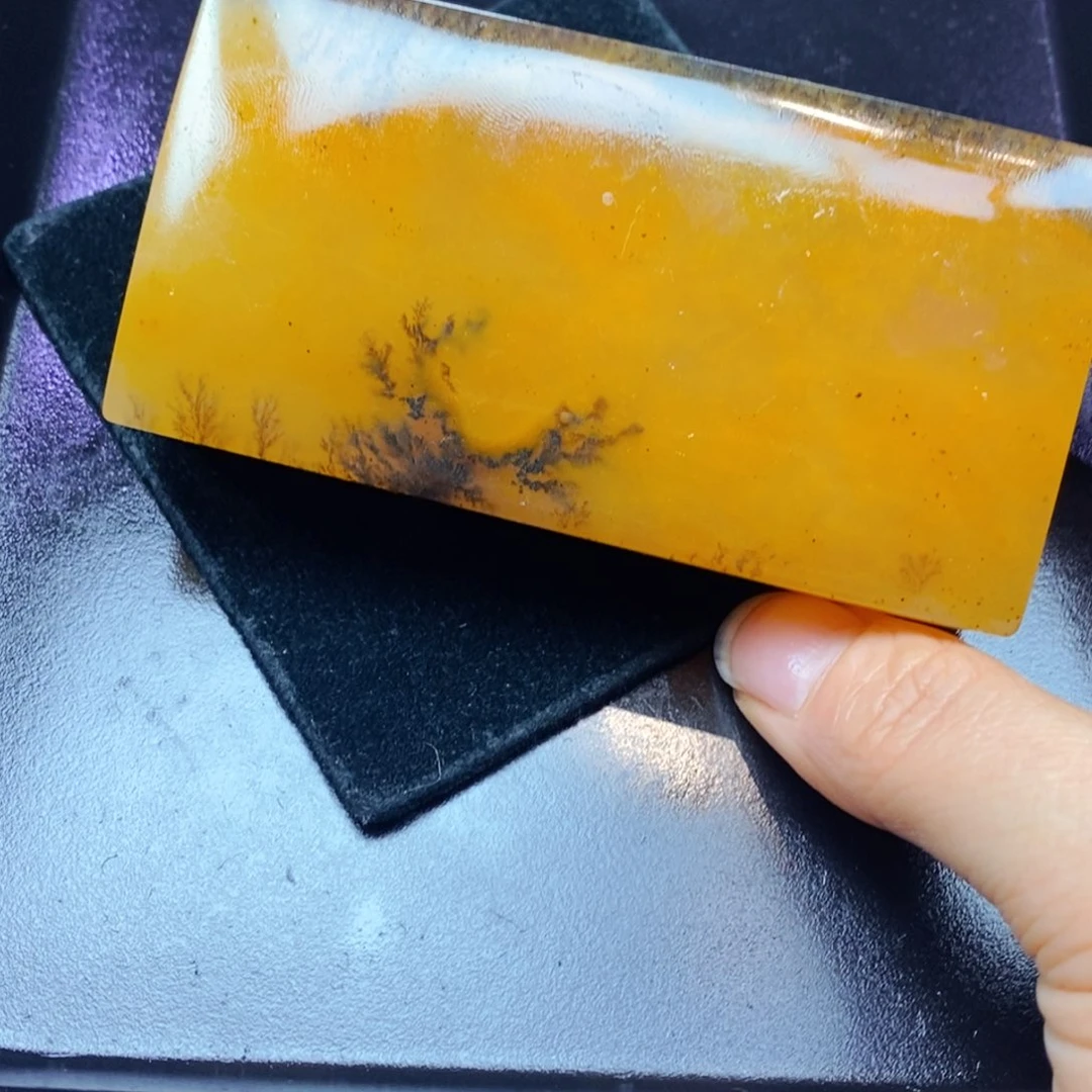 未镶嵌石英质玉（黄龙玉）颈饰