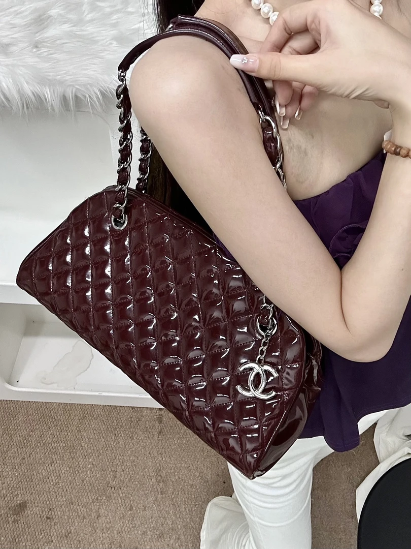 95新 Chanel/香奈儿 chanel 车厘子色漆皮保龄球单肩包