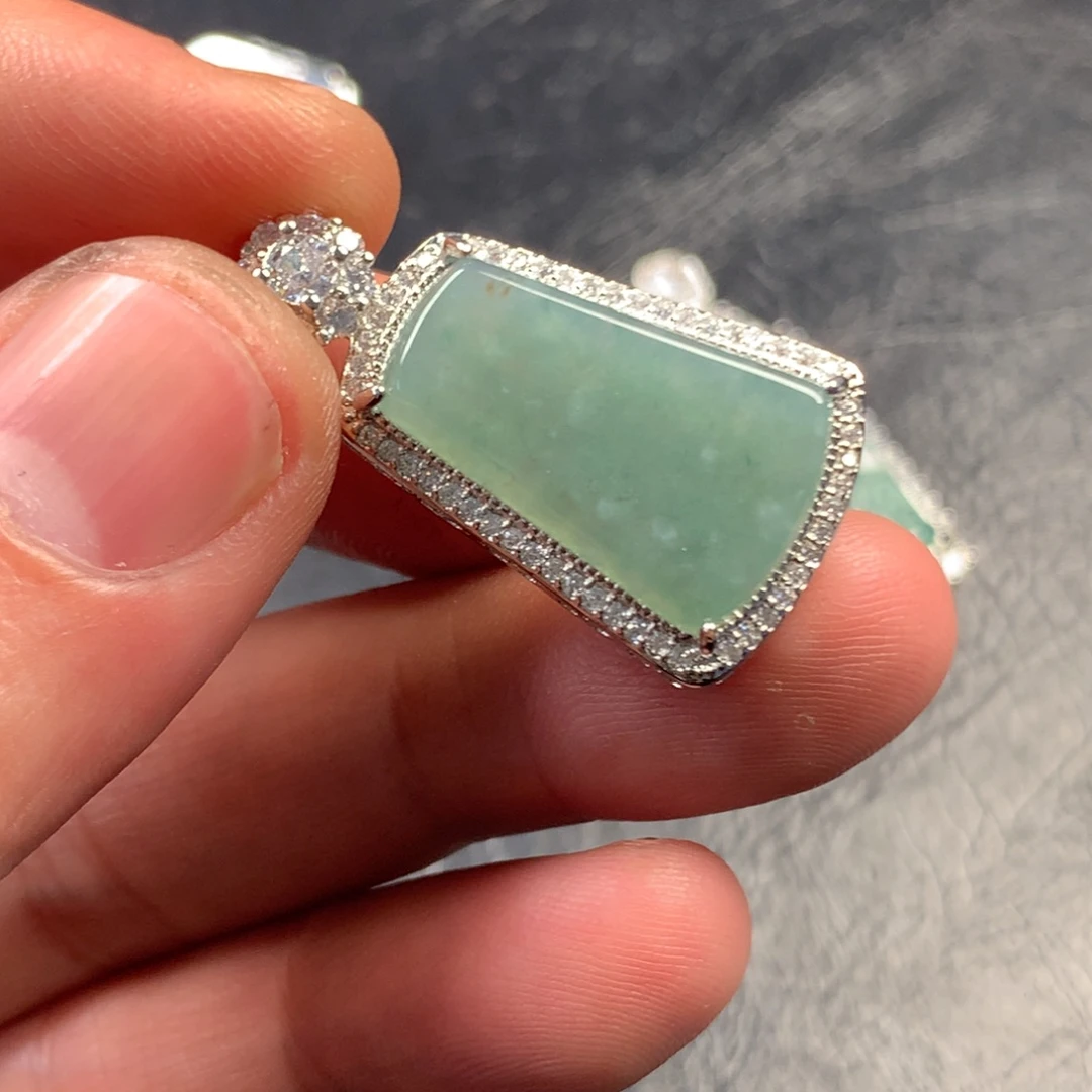 翡翠未镶嵌颈饰无事牌