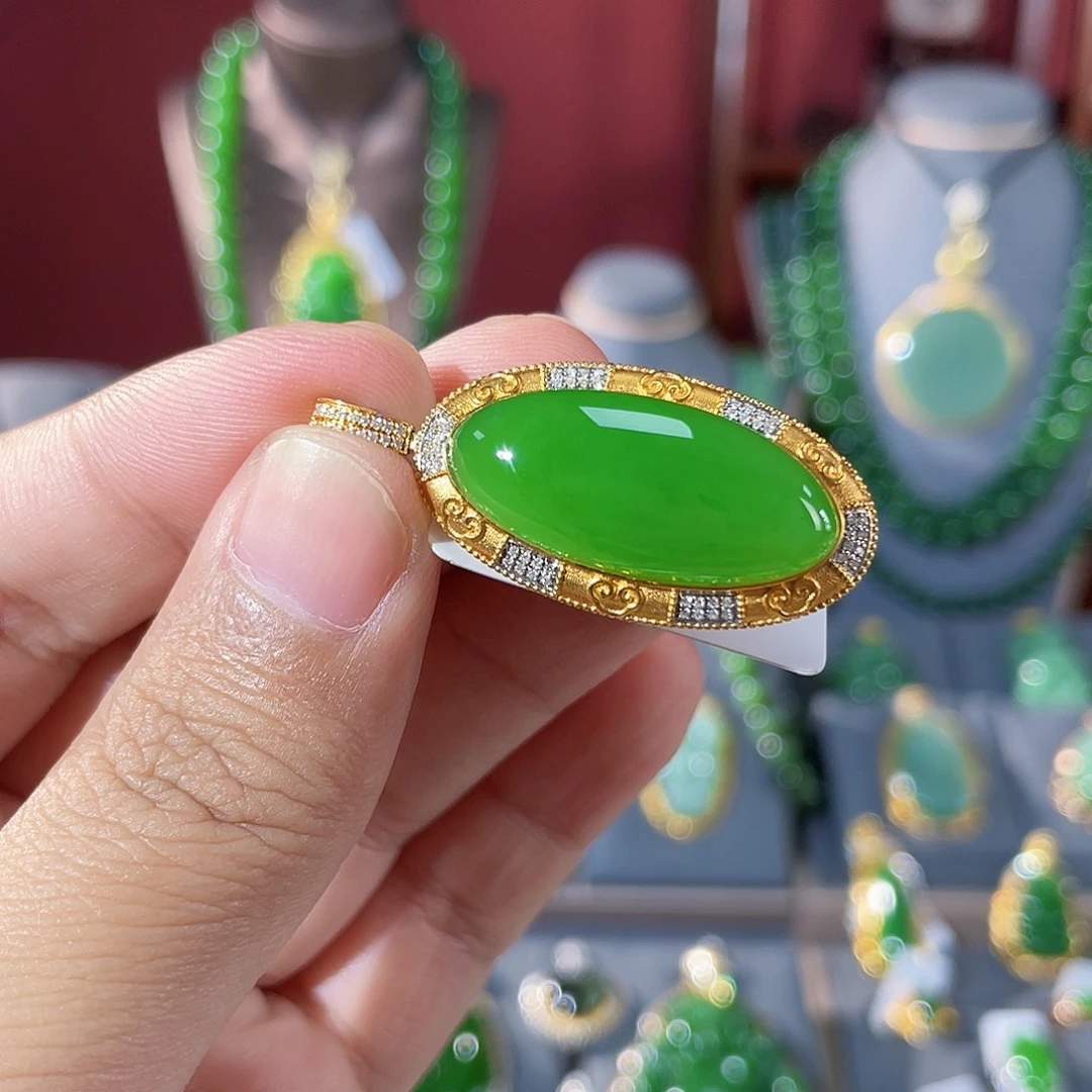 颈饰18K金镶嵌和田玉（碧玉）