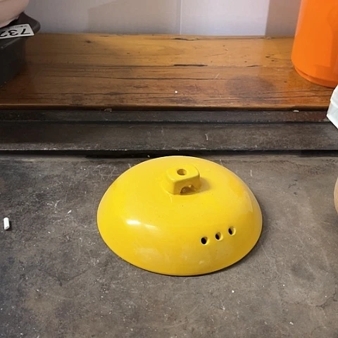 微瑕，不能明火，口径14.5厘米，2个盖子黄色