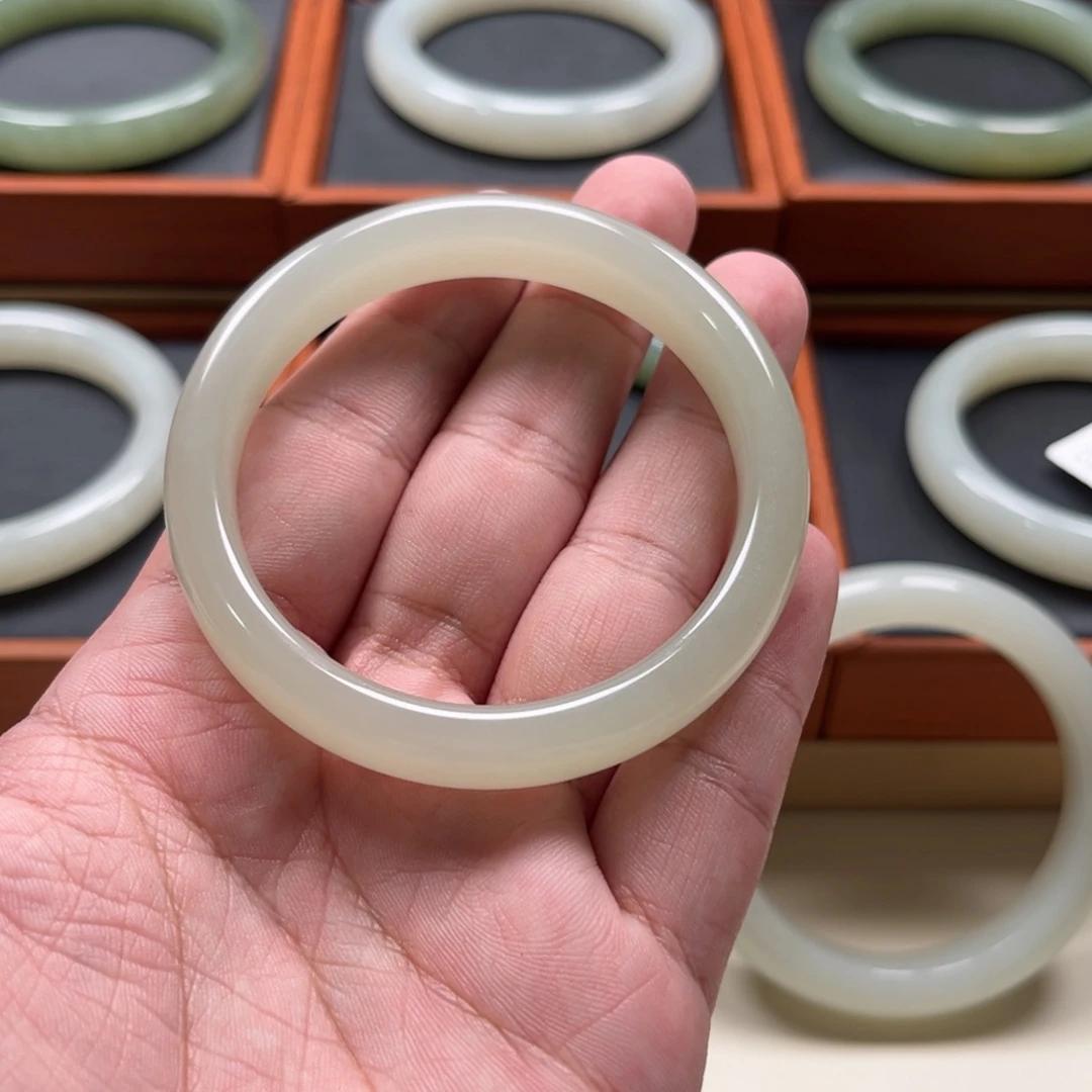 和田玉未镶嵌手镯