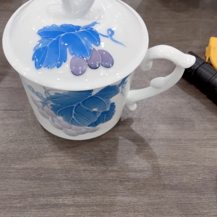 盘釉下五彩的瓷器和瓷器