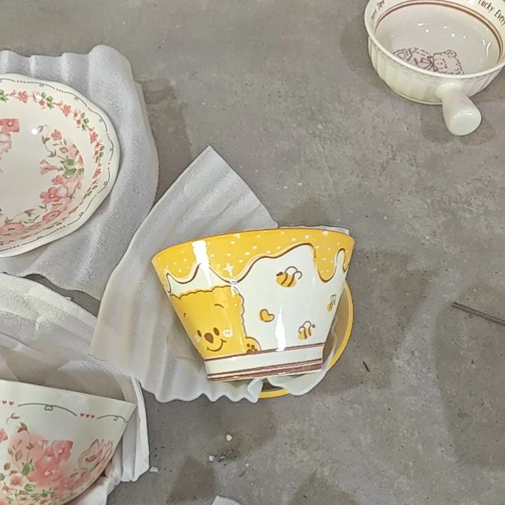 小熊维尼斗笠碗两个加小熊碟子