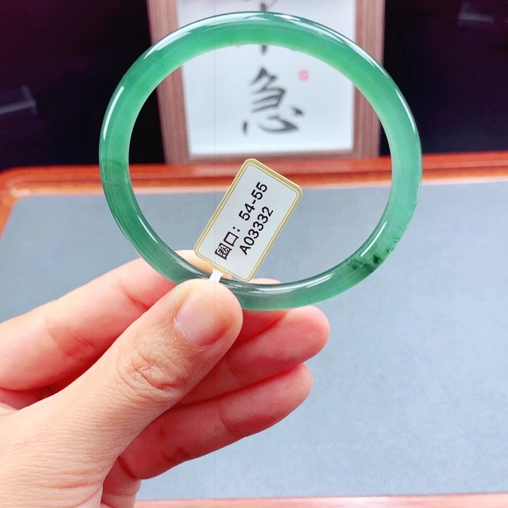 未镶嵌手镯翡翠圆镯