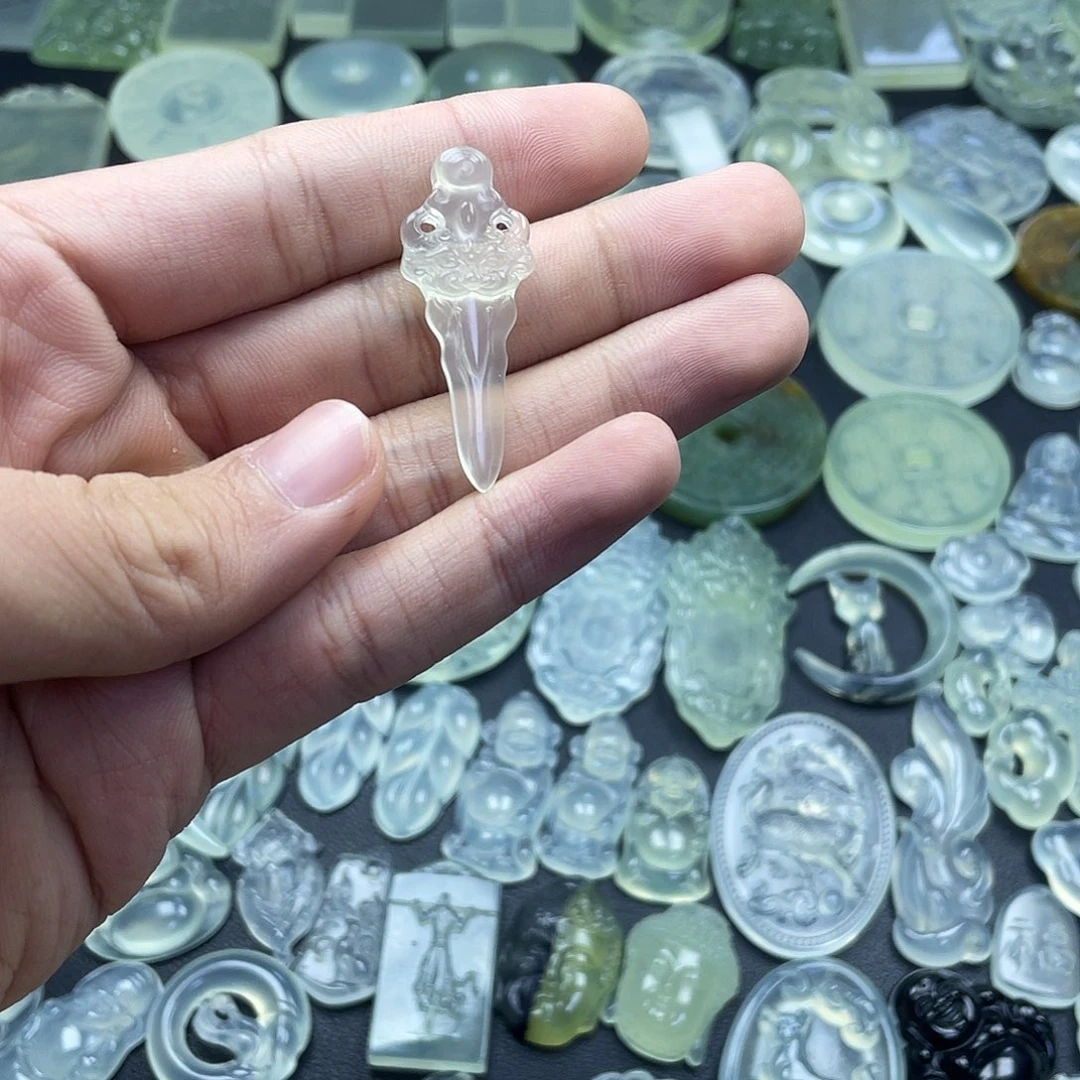 岫玉未镶嵌颈饰宝剑