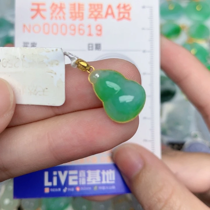 翡翠18K金镶嵌颈饰葫芦