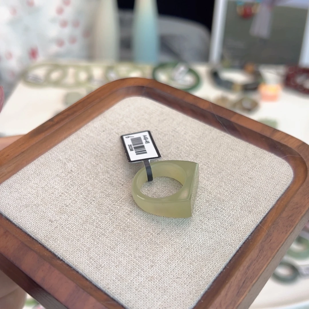 和田玉（糖玉）未镶嵌戒指N64翠青马鞍直径17不退换