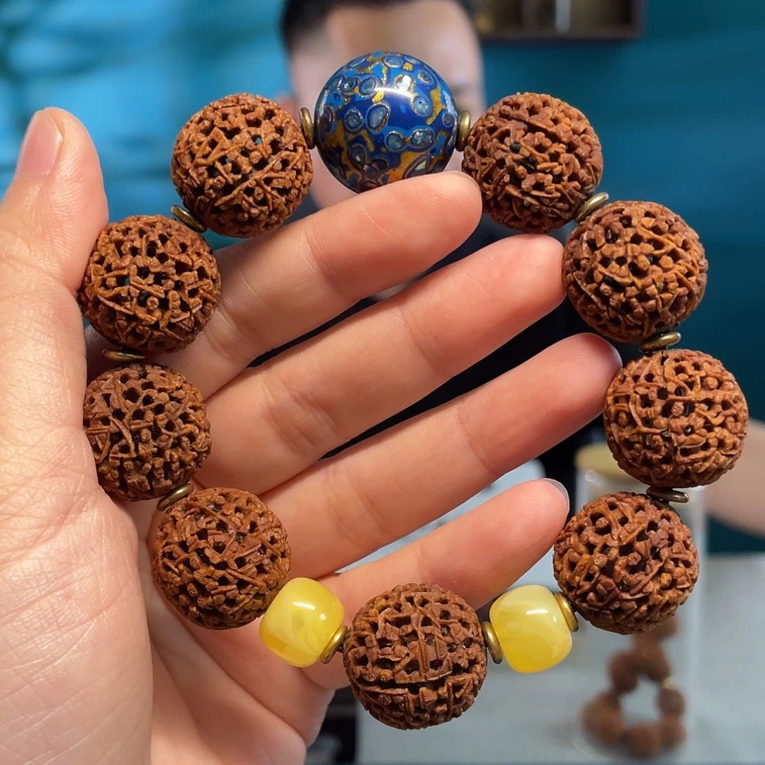 山桃核顶级细密工核雕作品