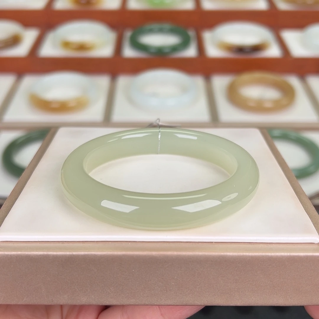 和田玉未镶嵌手镯蜂蜜水