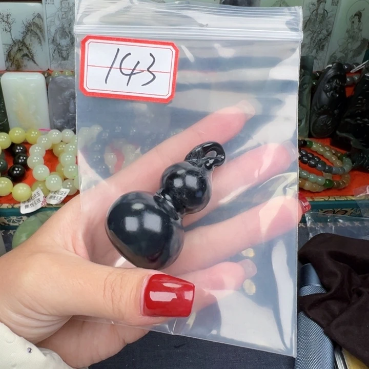 满***的和田玉未镶嵌颈饰