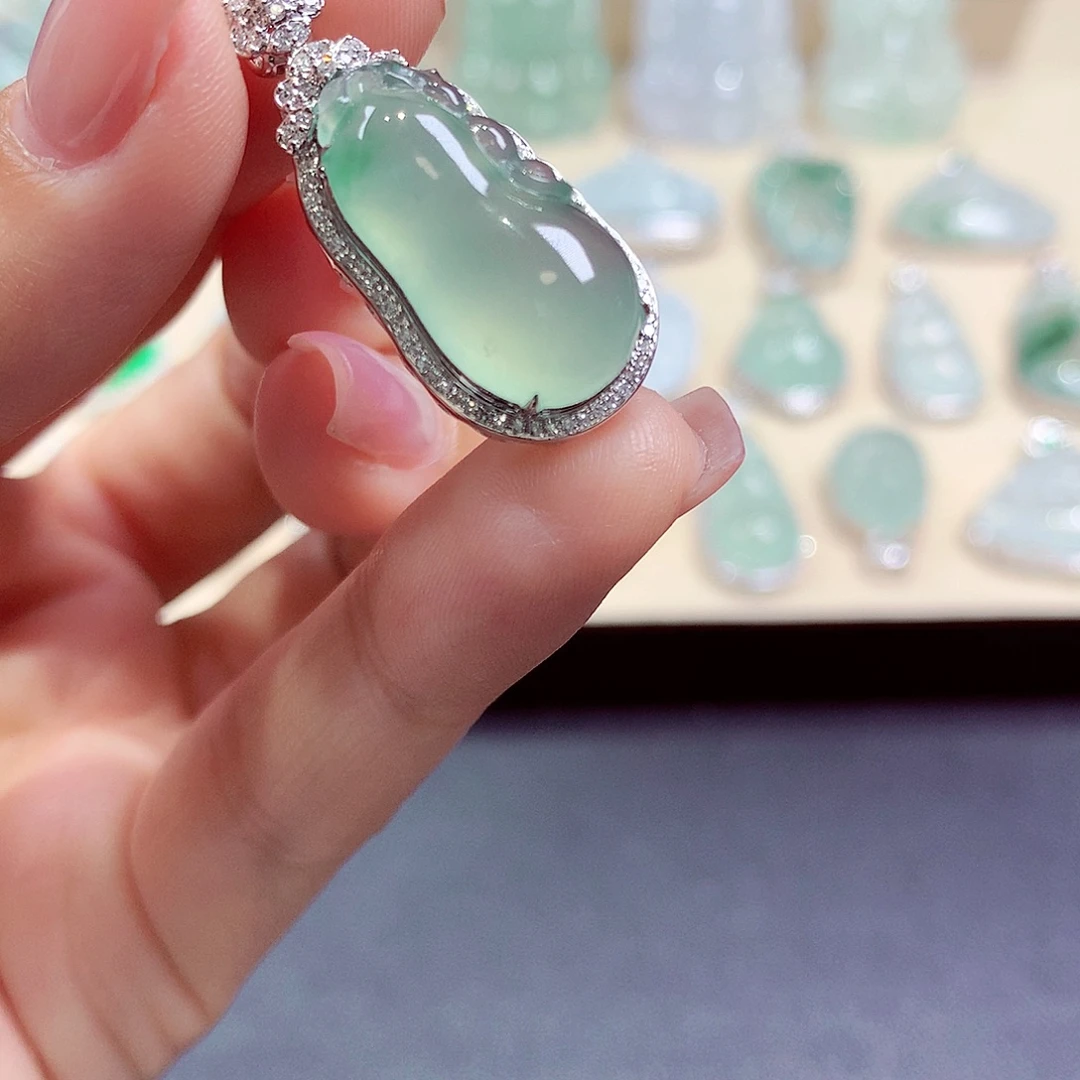 翡翠18K金镶嵌颈饰翡翠