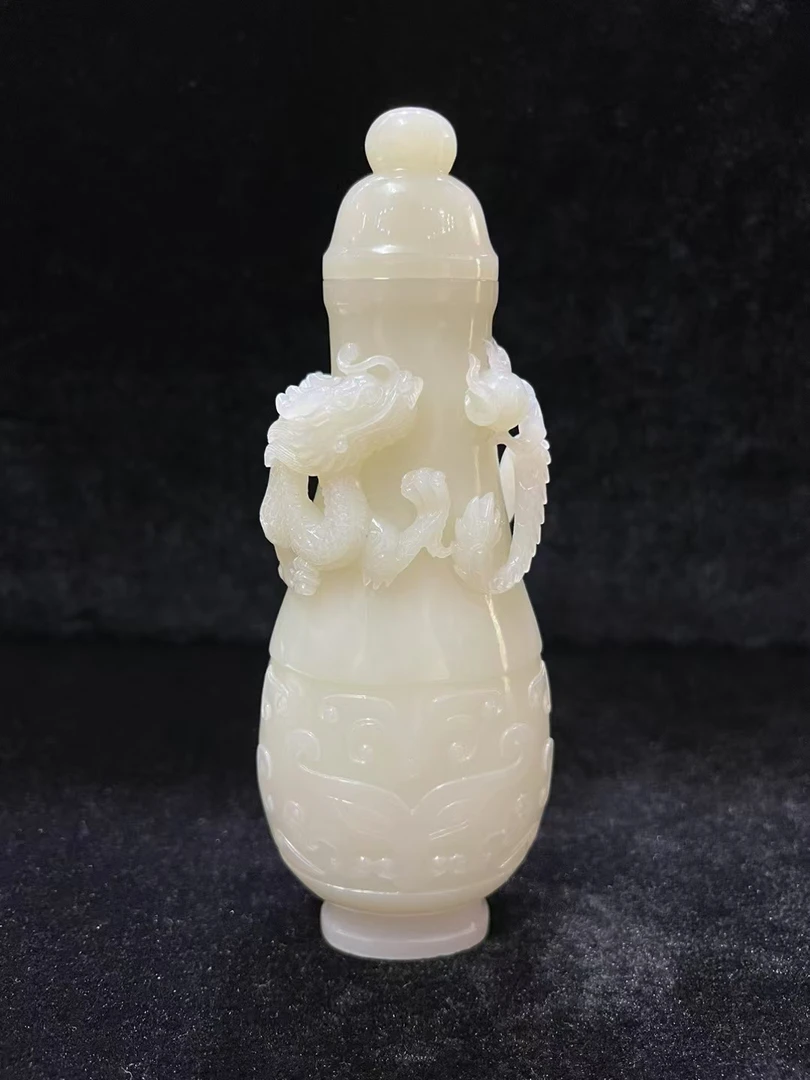 和田玉《龙瓶》。高：18厘米，宽：6厘米，厚：4.2厘米，重：261克。