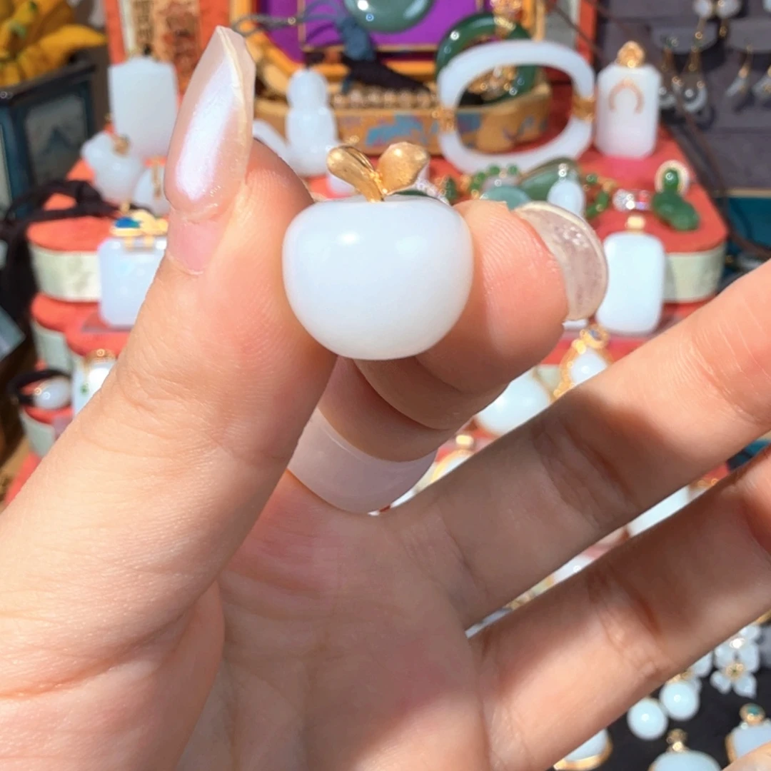 和田玉18K金镶嵌颈饰