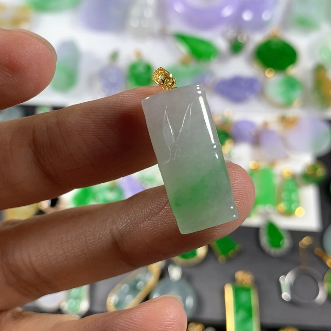 翡翠颈饰18K金镶嵌翡翠