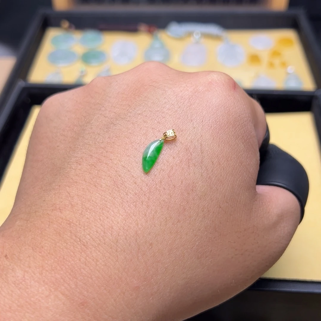 翡翠18K金镶嵌颈饰随形福瓜