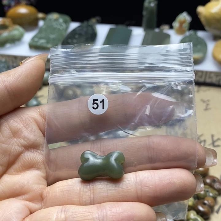 透闪石质玉未镶嵌挂件青**巷