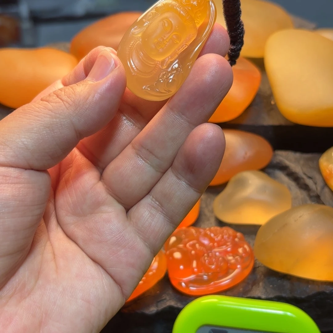 小***，石英质玉未镶嵌挂件