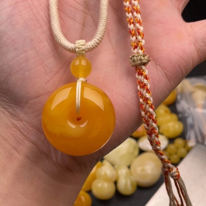 小***花琥珀未镶嵌颈饰如图