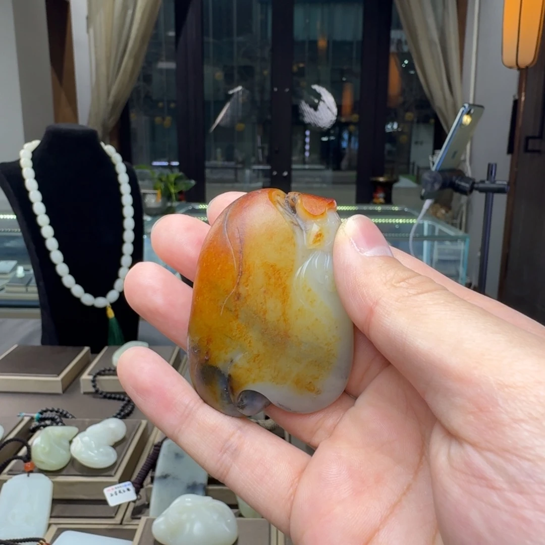 张***豆和田玉未镶嵌颈饰