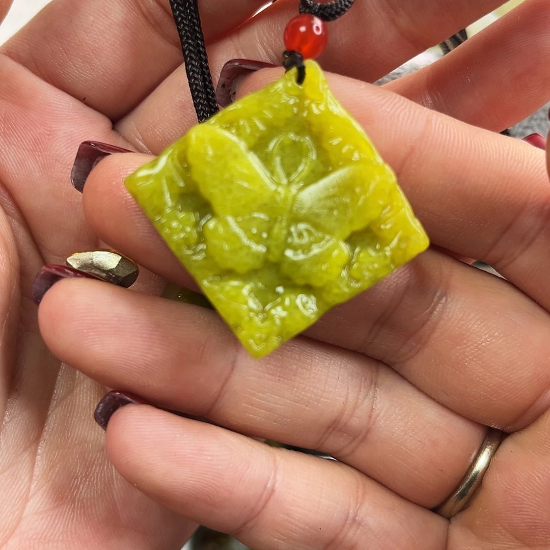 蛇纹石玉颈饰未镶嵌