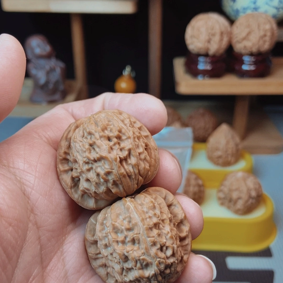 福利小闷白核桃手把件！