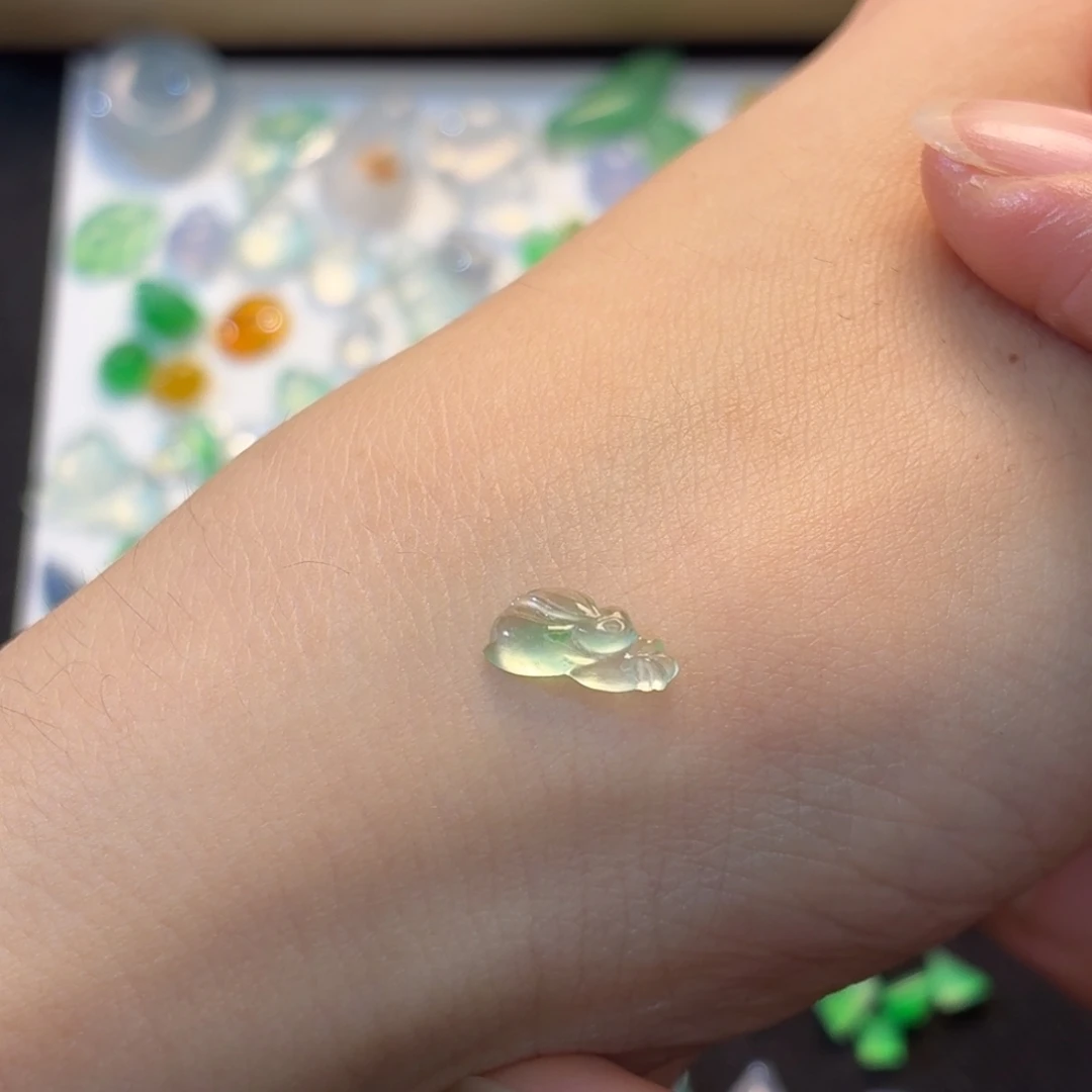 翡翠未镶嵌颈饰萝卜兔