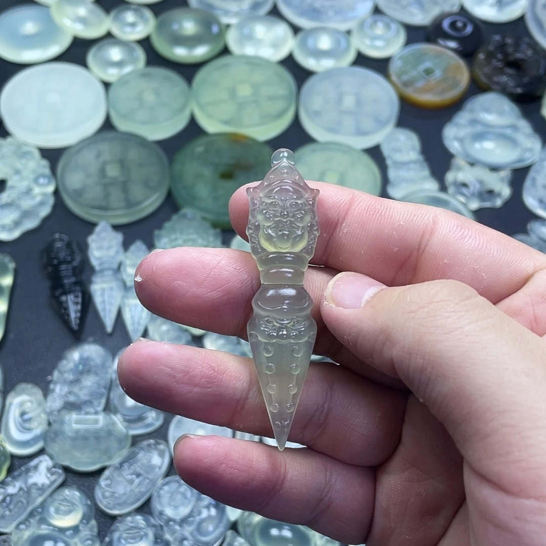 岫玉未镶嵌颈饰降魔杵