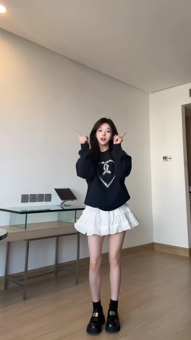 2025早春新款氛围bling爱心卫衣亮片圆领卫衣女上衣百搭高腰半裙