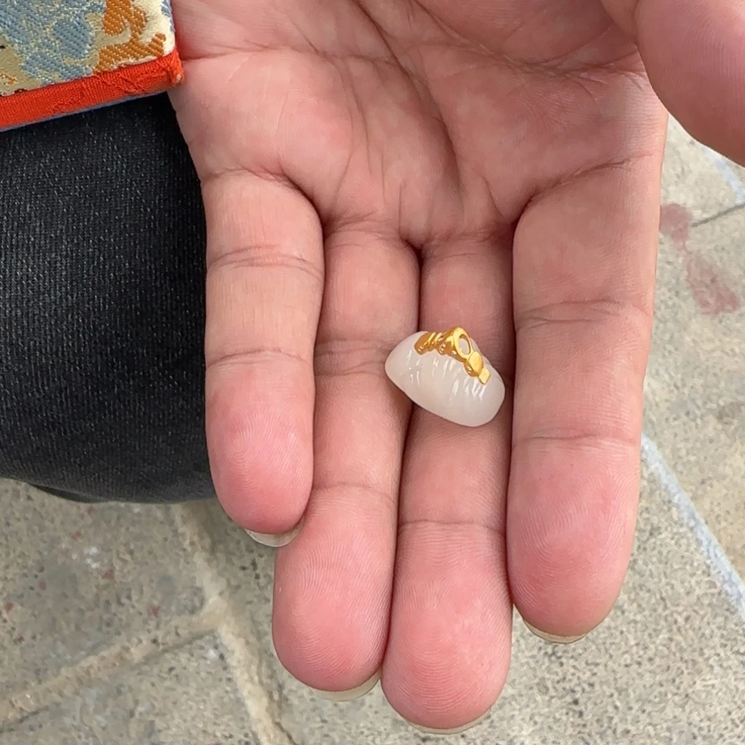 黄***g和田玉18K金镶嵌颈饰