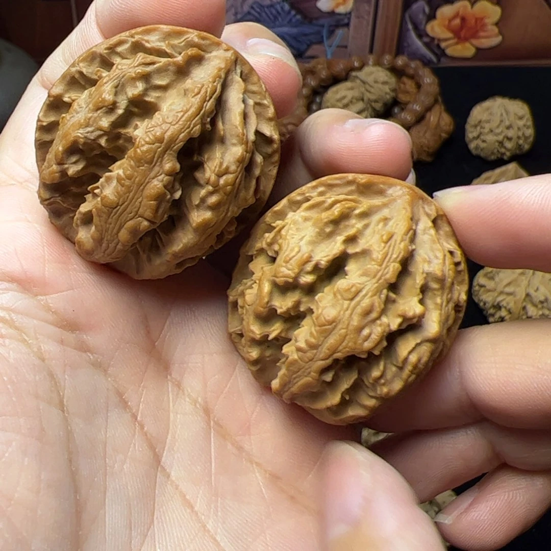 文玩核桃把件秦岭野生文玩核桃