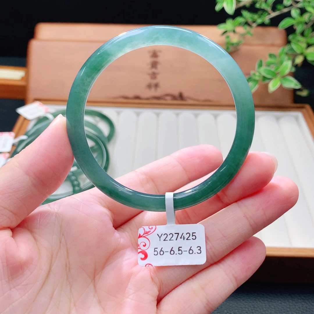 翡翠未镶嵌手镯（圆镯）