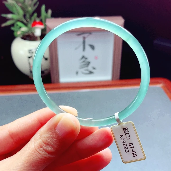 未镶嵌手镯翡翠圆镯