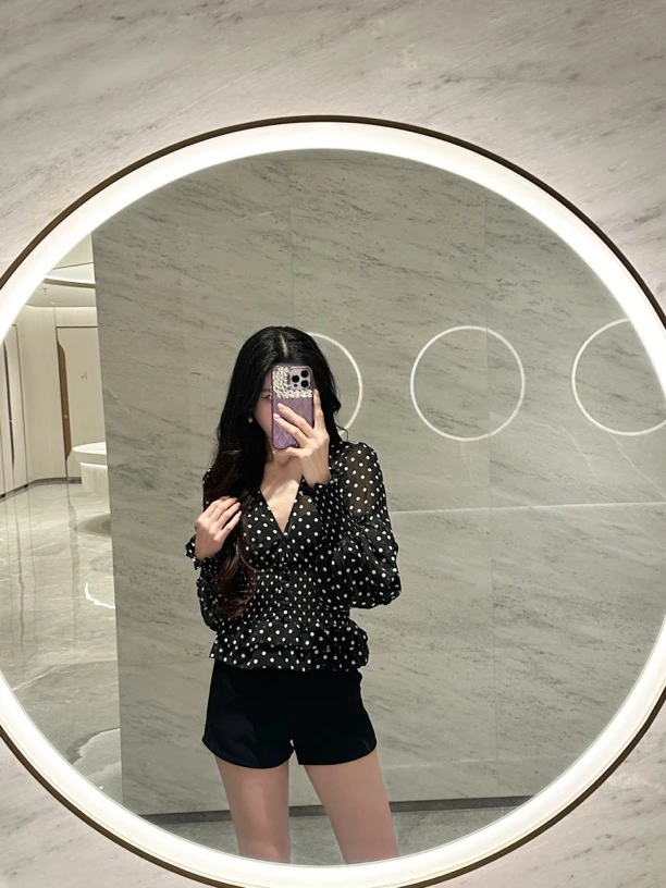 梅子【气质波点】时尚V领收腰显瘦灯笼袖波点上衣