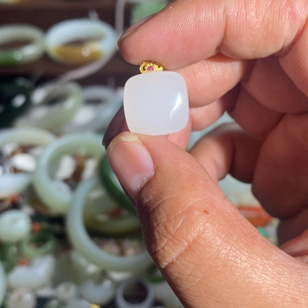 颈饰18K金镶嵌和田玉