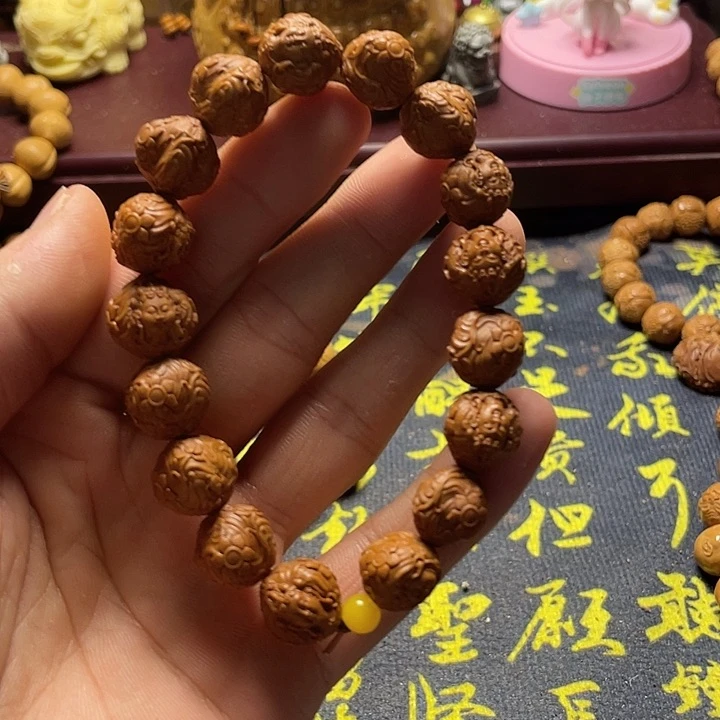 龙纹桃核雕刻瑕疵观音