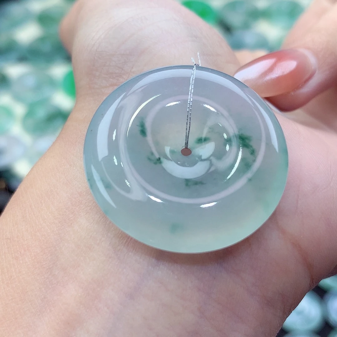 翡翠未镶嵌颈饰编号33。尺寸30.1-6.8