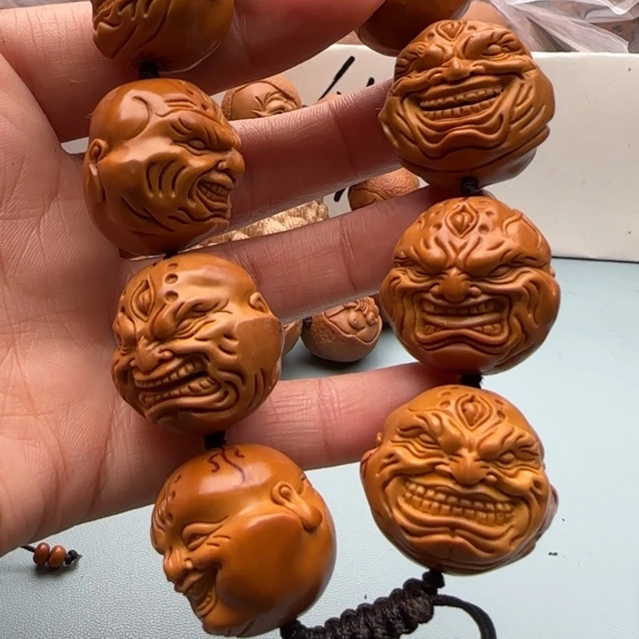 橄榄核手串无*雕刻工艺
