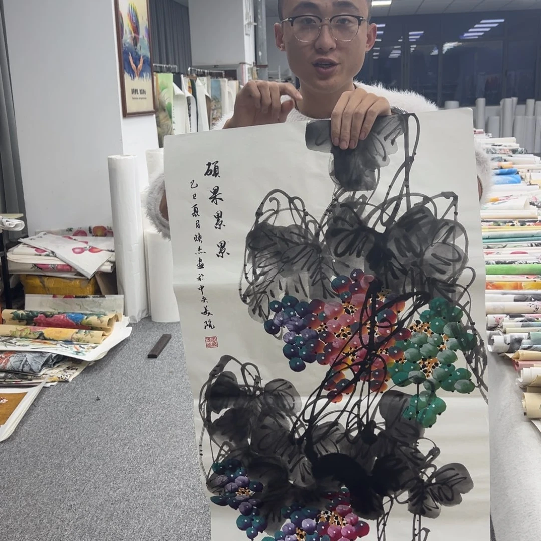 国画卖字画的小男孩