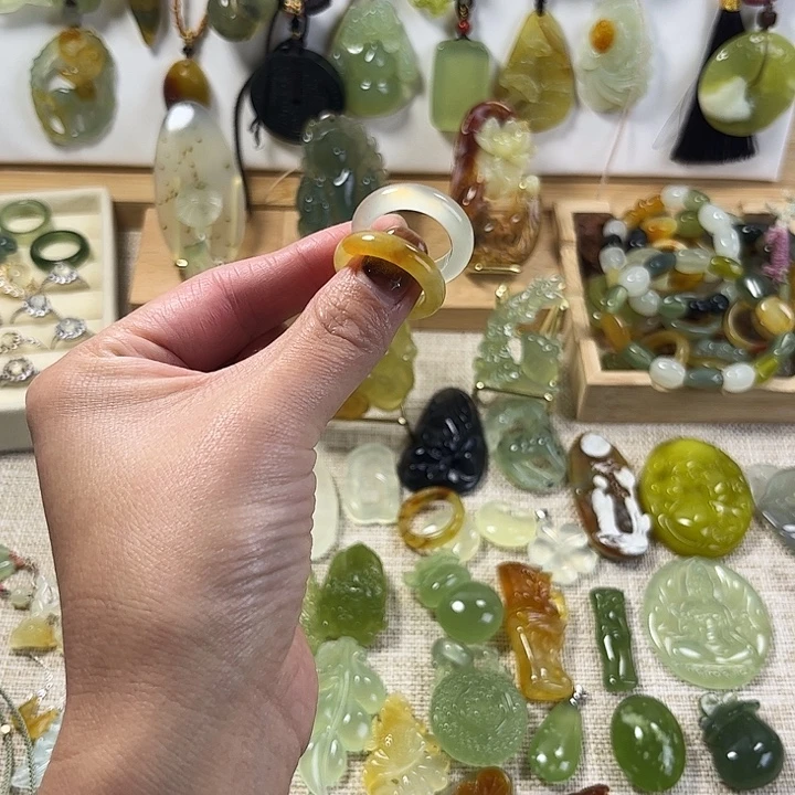 y***n蛇纹石玉未镶嵌颈饰