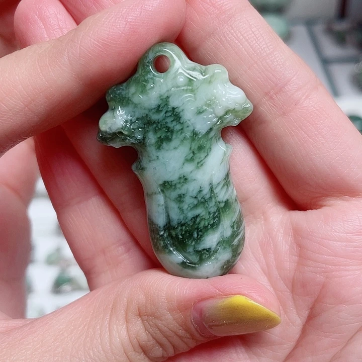 透闪石-蛇纹石玉未镶嵌颈饰