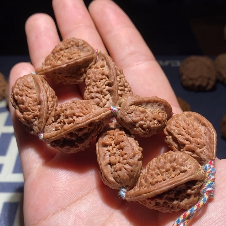 文玩核桃吊坠绣花鞋