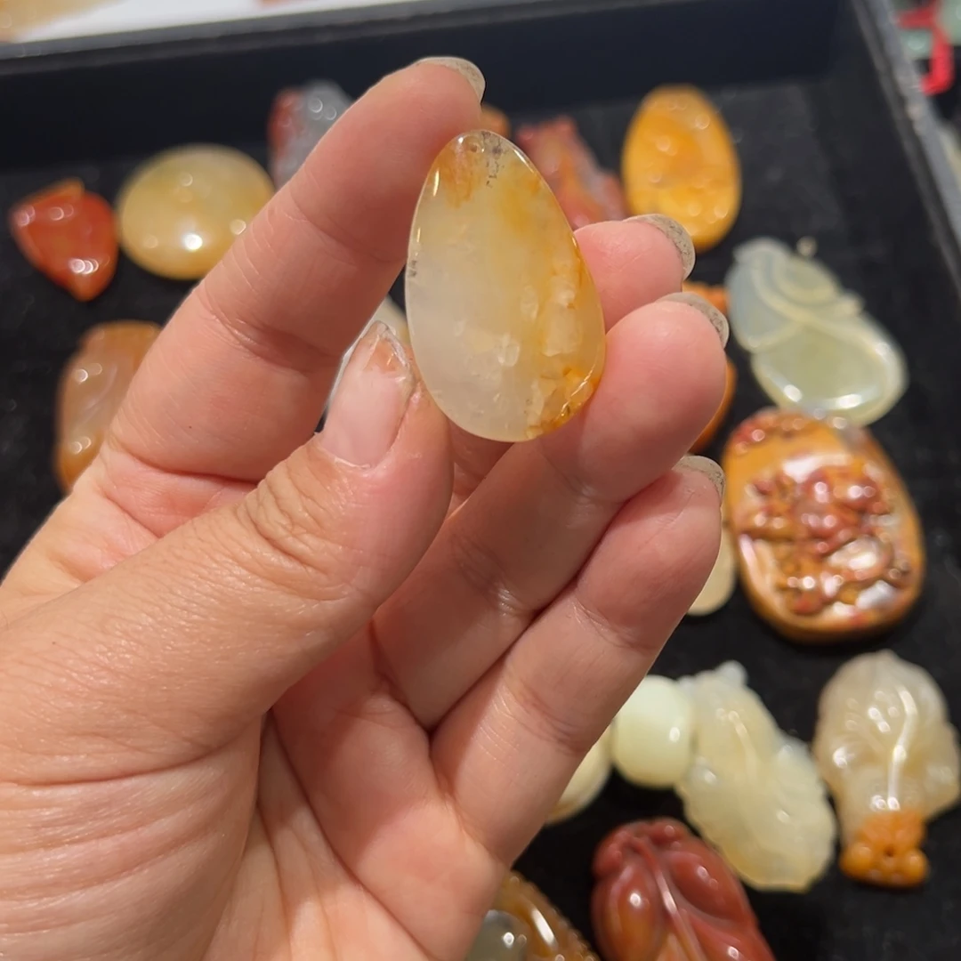 石英质玉（非洲翠）未镶嵌颈饰