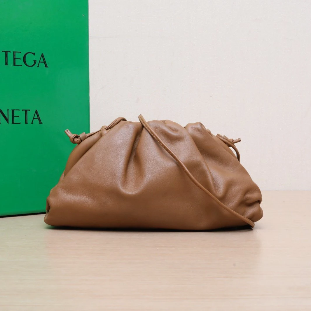 95新 BOTTEGA VENETA/葆蝶家 【黑黑】云朵包 Mini 22 焦糖色
