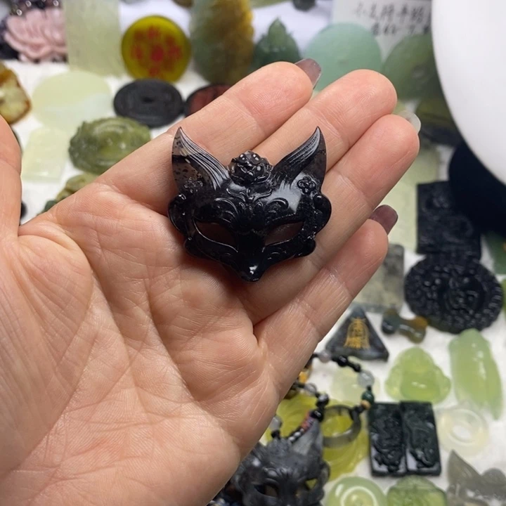 蛇纹石玉颈饰合金