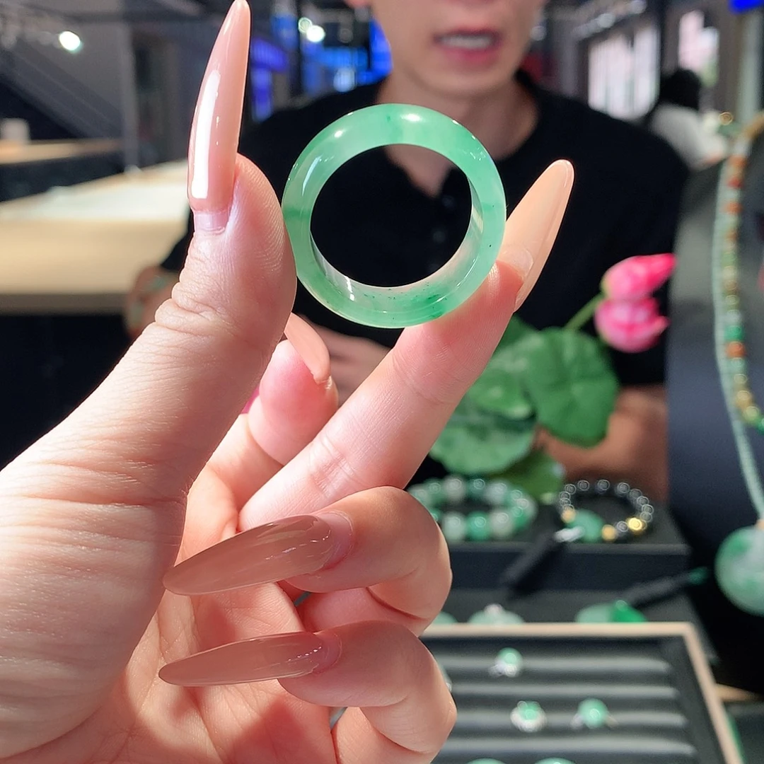 仰***笑石英质玉未镶嵌戒指