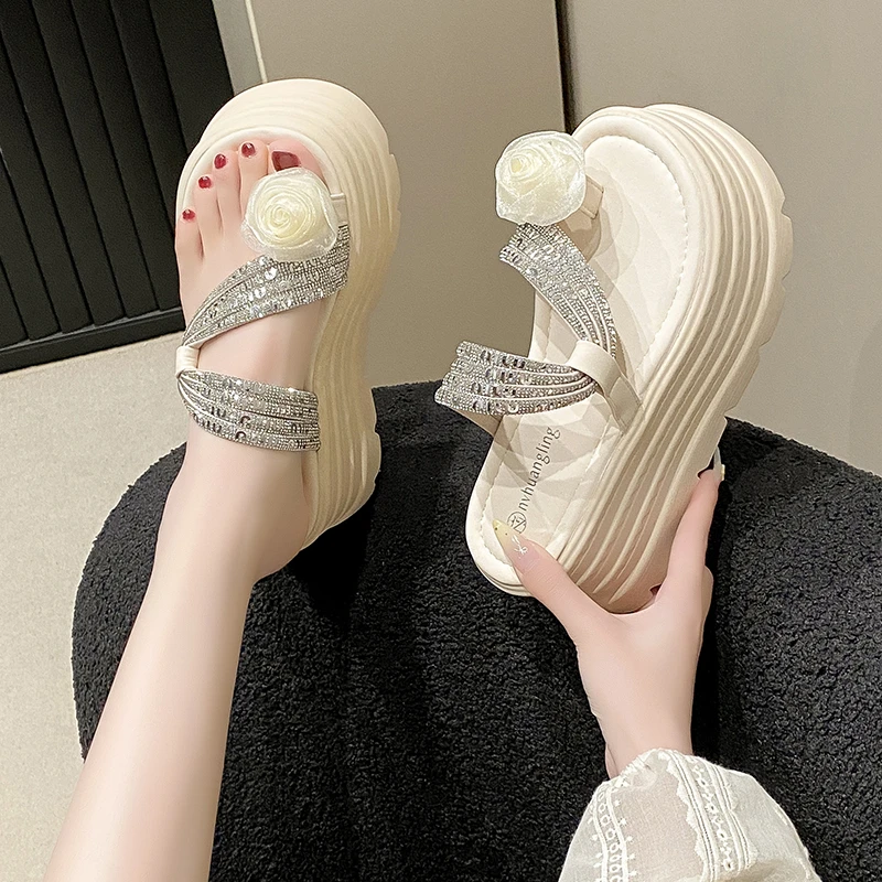 法式绝美配裙子玫瑰花厚底拖鞋女外穿2025夏新款百搭水钻松糕凉拖